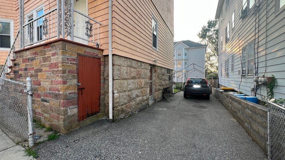 Building Photo - 534 William St