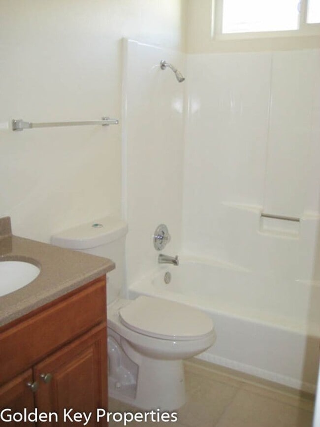 Building Photo - 2BR/1BA Duplex in Oceanside! Pet Friendly!...