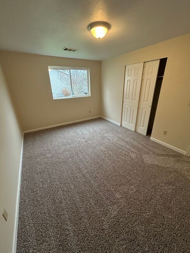 Building Photo - Two Bedroom One Bathroom Duplex For Rent in Bellingham
