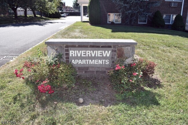 Building Photo - 37 E Main St