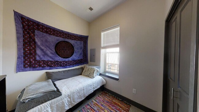 Building Photo - Beautiful Loft Apartment in the Heart of D...