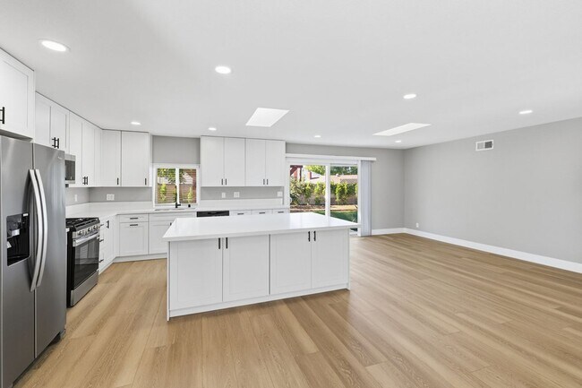 Building Photo - Donner