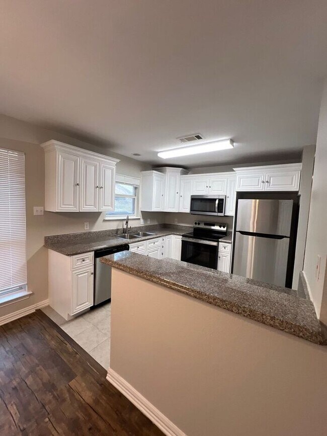 Building Photo - **Modern 3BR/2.5BA Home with Garage & Spac...