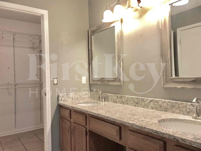 Building Photo - 10812 Carrington Ct