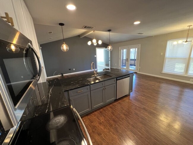 Building Photo - Beautifully Updated 3 Bedroom / 2 Bathroom Home – Available Now!