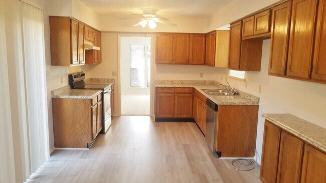 Building Photo - Spacious, Remodeled Duplex Unit Near Hulen...