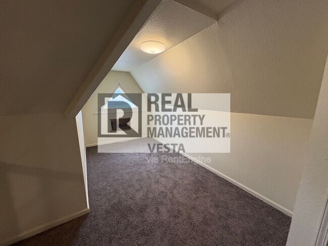 Building Photo - 1065 College St