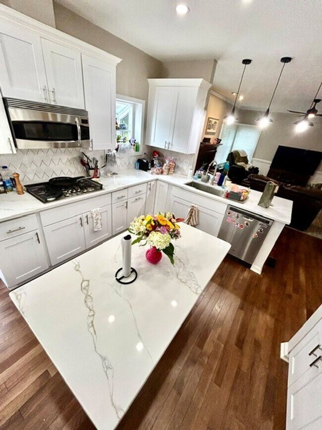 Building Photo - CHARMING HOME IN HIGHLY SOUGHT AFTER NEIGHBORHOOD.