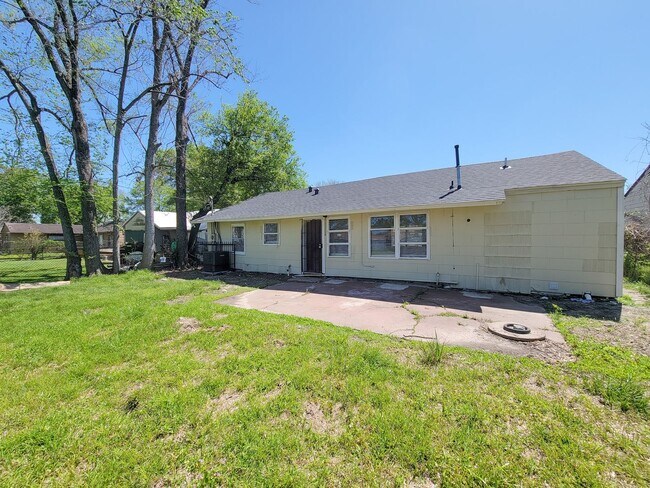 Building Photo - Welcome to this inviting single-family residence in the desirable South Park/Sunnyside area of Ho...