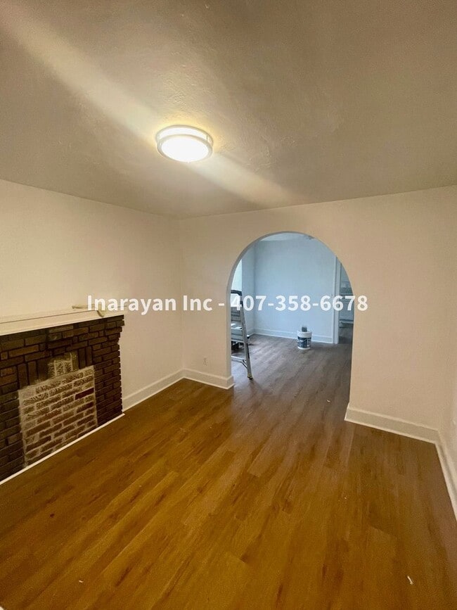 Building Photo - Newly Remodeled 2/1 House with cozy porch