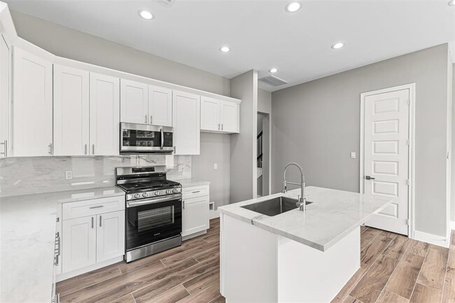 Building Photo - 5510 Pershing St