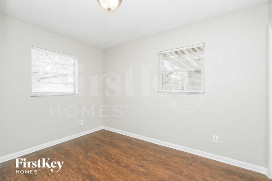 Building Photo - 9331 N Forest Hills Dr