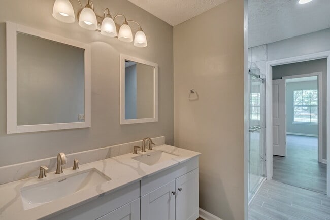 Building Photo - Nicely Renovated Ranch in Richmond Hill with Hard Surface Floors Throughout