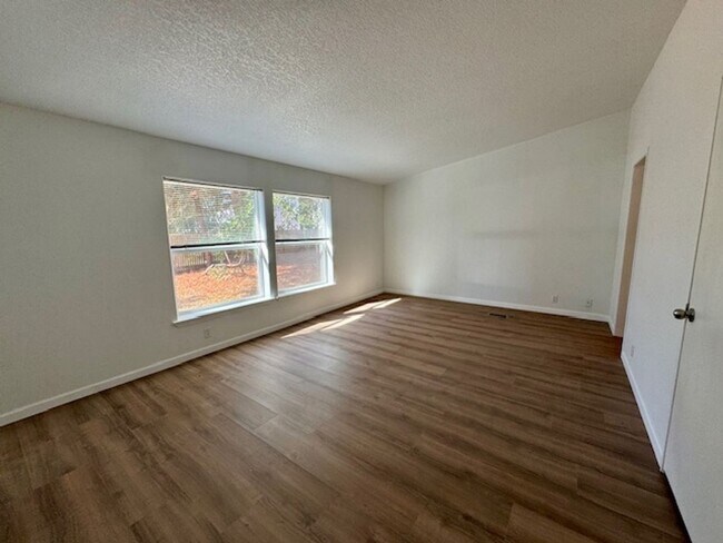 Building Photo - Remodeled Home on 1/2 Acre