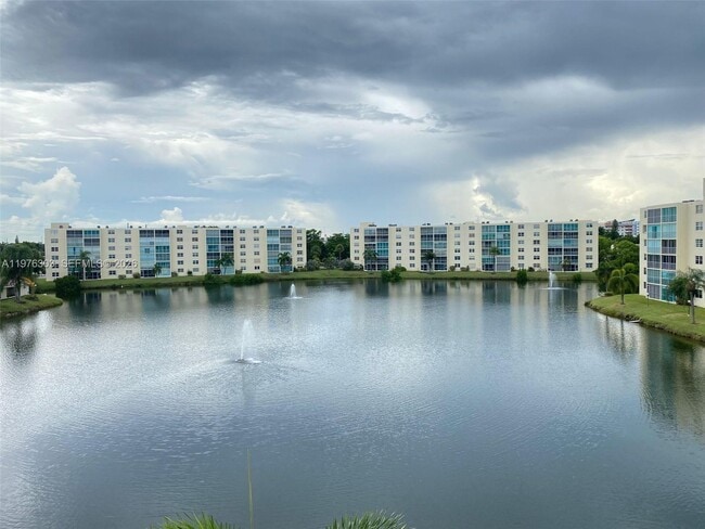 Building Photo - 121 SE 3rd Ave