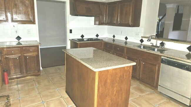 Building Photo - 2910 Skypark Dr