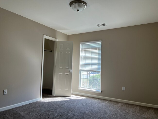 Building Photo - 319 Autumn Dr