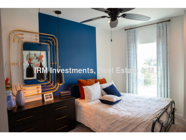 Building Photo - 2 bed 2.5 bath townhome 2 car garage