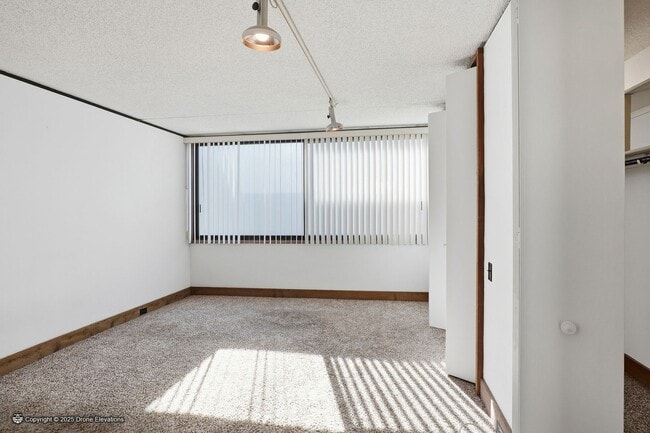 Building Photo - DOWNTOWN ~ Luxury Gene Leedy Townhouse ~ with Community Pool