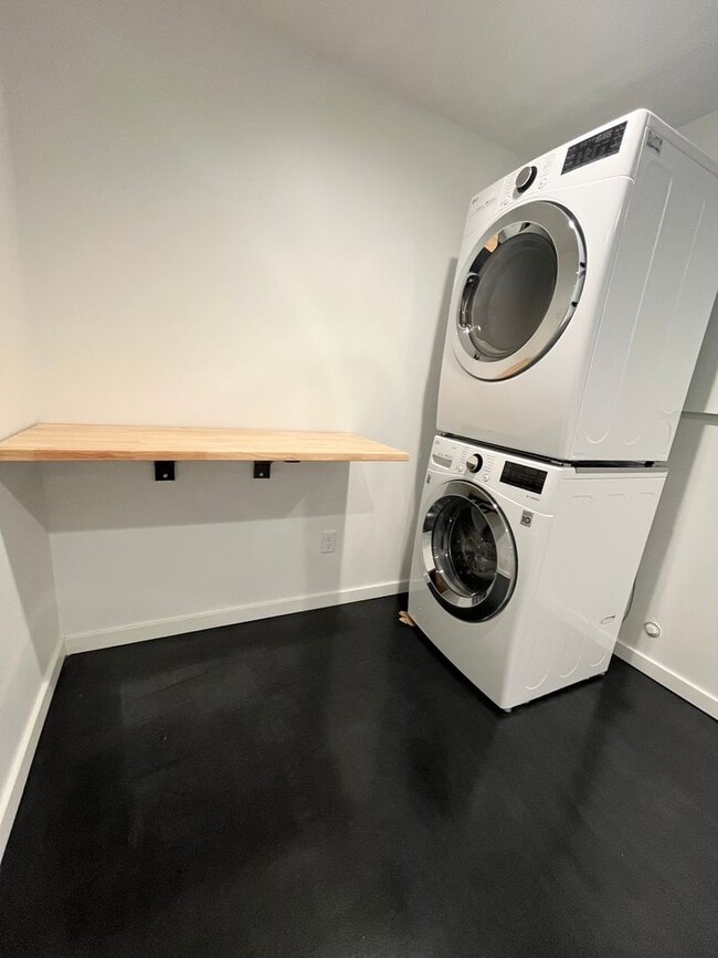 Building Photo - 4 Bed/3.5 Bath with 4 Stall Heated Garage!