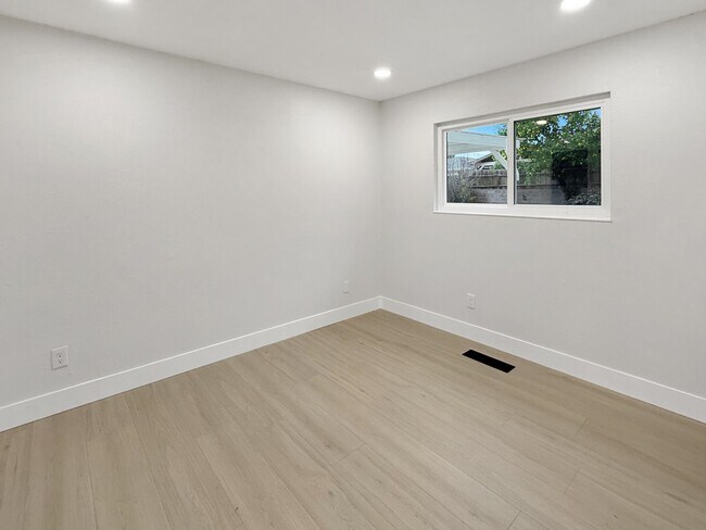 Building Photo - 1158 Jensen Cir