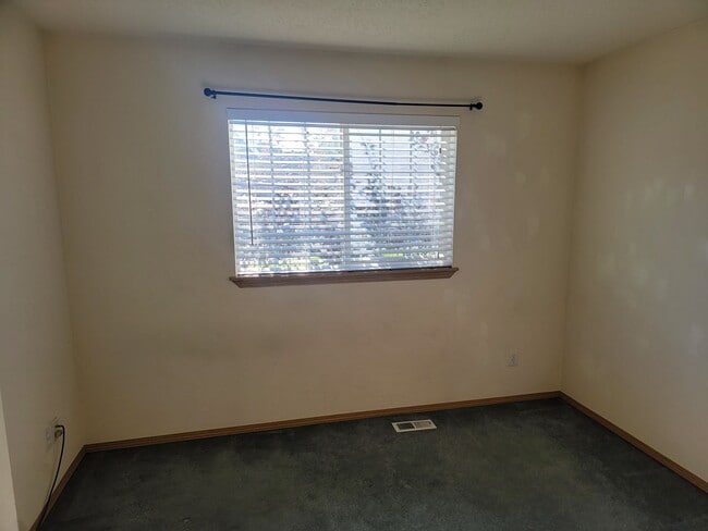 Building Photo - *MOVE IN SPECIAL * 1ST FULL MONTH FREE* 3 Bedroom Home North End Of Northwood - Great Location