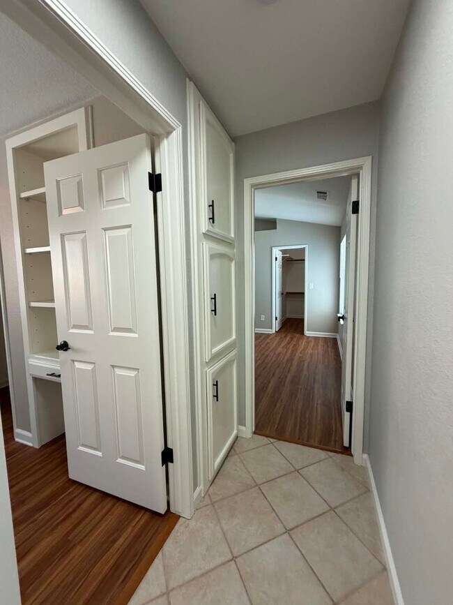 Building Photo - Beautifully Updated 3 Bedroom Home