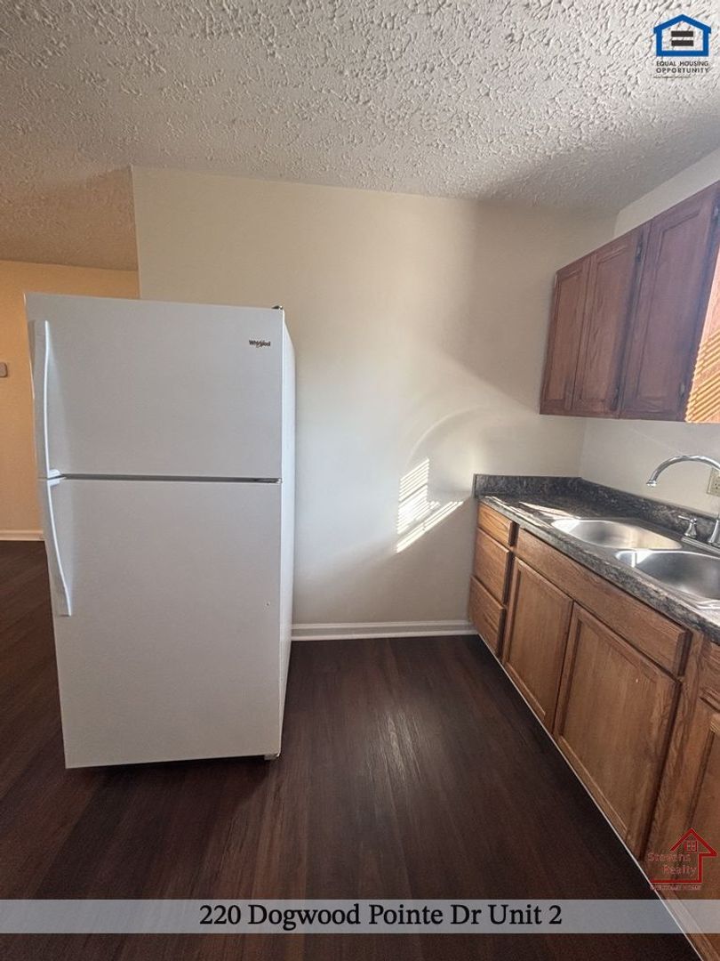 Building Photo - 220 Dogwood Pointe Dr