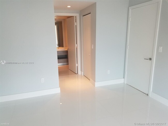 Building Photo - 2 br, 2 bath Condo - 1300 S Miami Ave