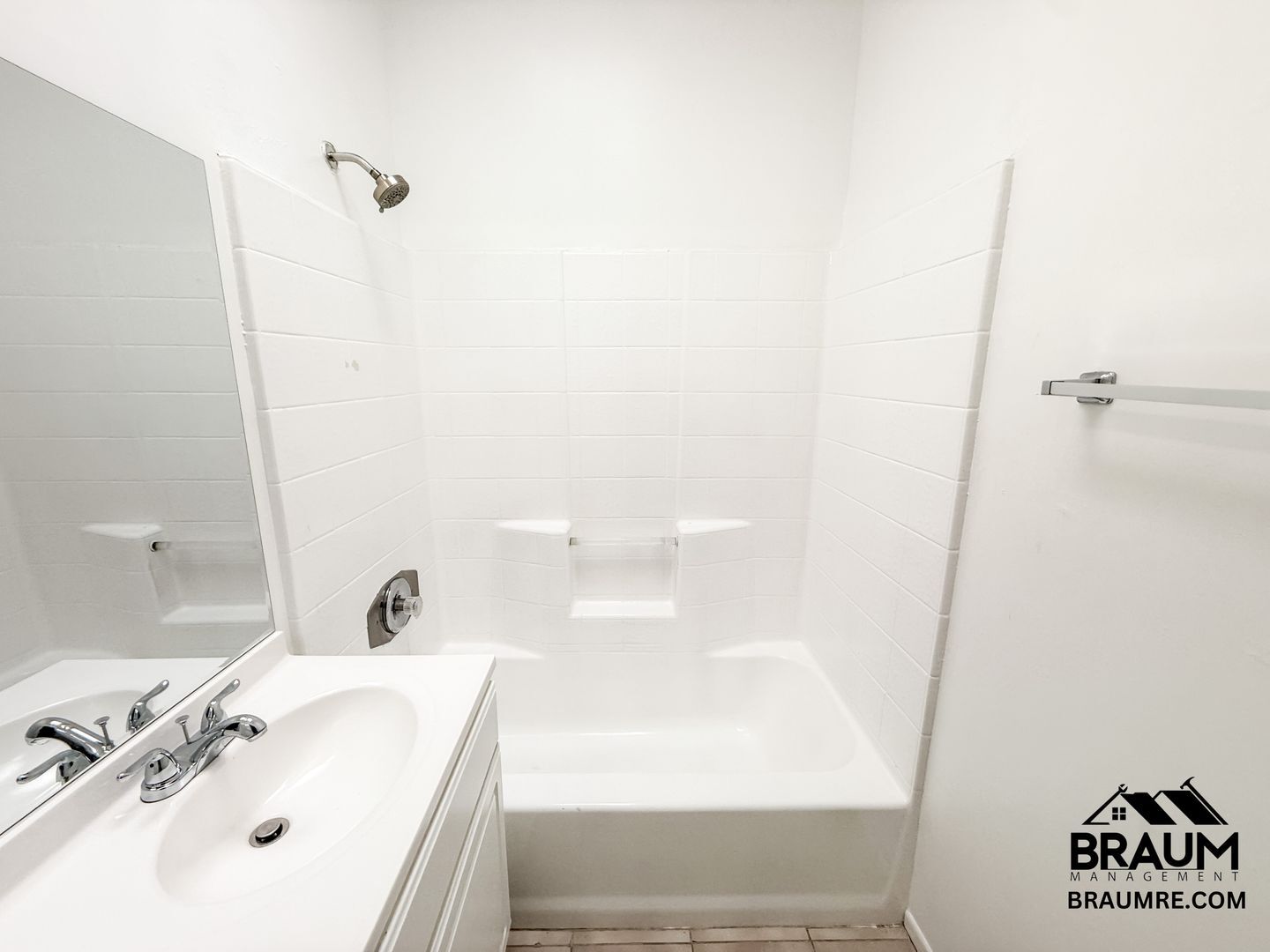 Building Photo - 11035 Moorpark St