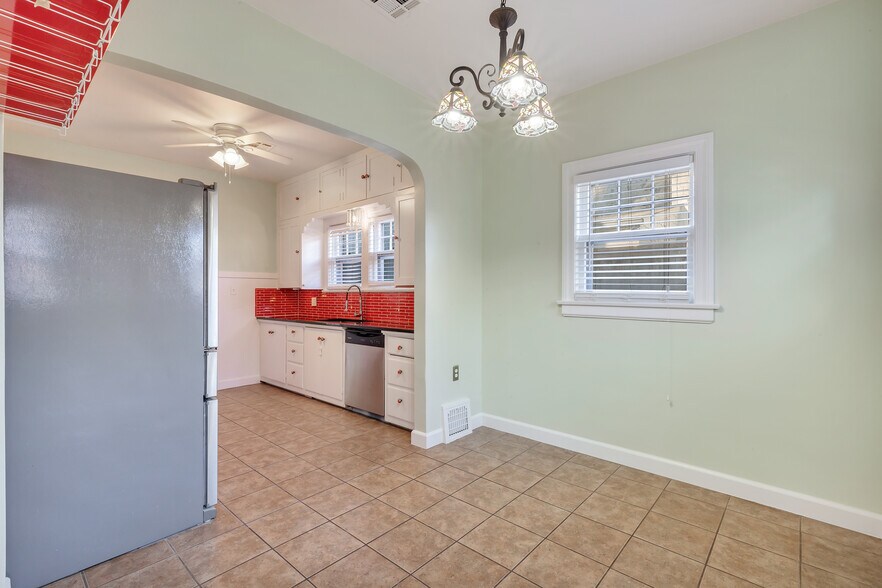 Building Photo - 109 E 26th Pl