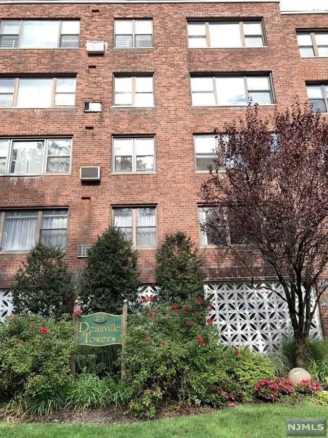 Building Photo - 275 Hoym St