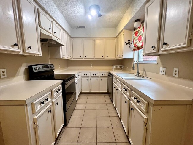 Building Photo - 2403 La Rochelle Dr