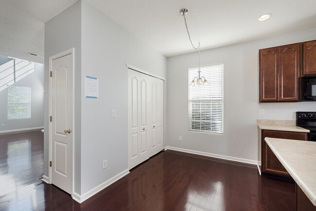 Building Photo - Beautiful brick townhome in Fishers’ Hannover