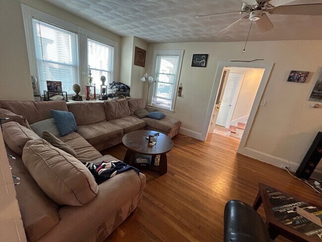 Building Photo - Huge 4 bed near the Red Line in Quincy.
