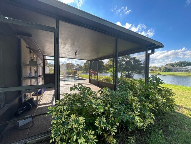 Building Photo - Waterfront Pool Home in Waterford Lakes
