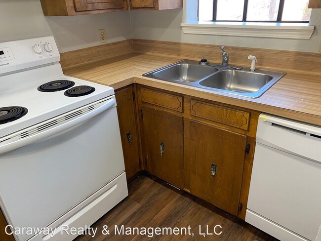 Building Photo - 2 br, 1.5 bath House - 4111 Pines Rd. #71 ...