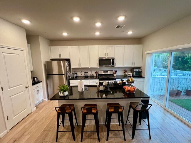 Building Photo - Luxurious 3-Bedroom Townhome in Norristown! Available mid-July!