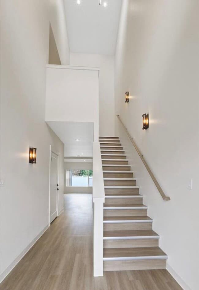 Building Photo - South Hill Townhomes