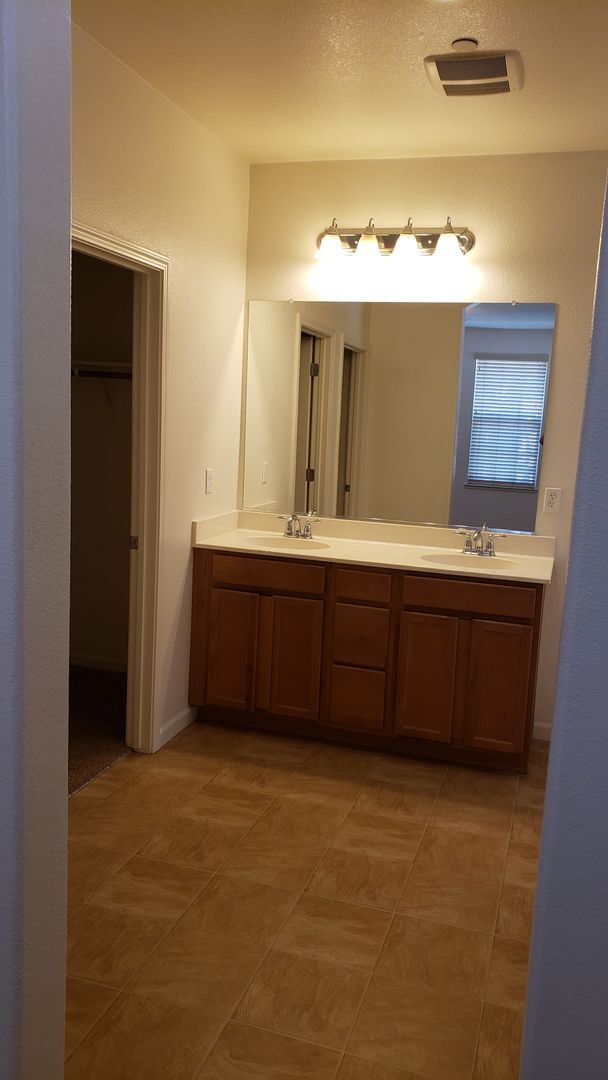 Building Photo - ONLY $2,250 PER MONTH FOR THIS SPACEIOUS 2 BEDROOM, 2 BATHROOM CONDO WITH GARAGE IN THE DAMONTE R...