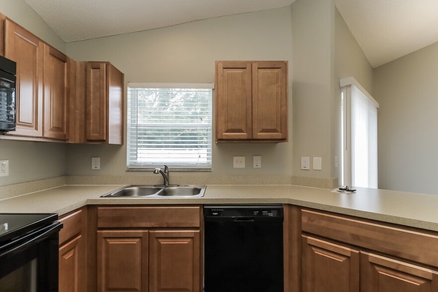 Building Photo - 70 Pine Arbor Dr