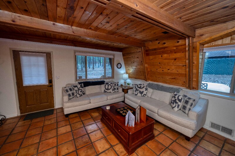 Building Photo - 569 S Friar Tuck Trail