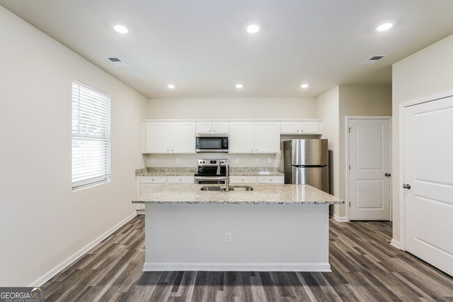 Building Photo - 444 Clematis Court