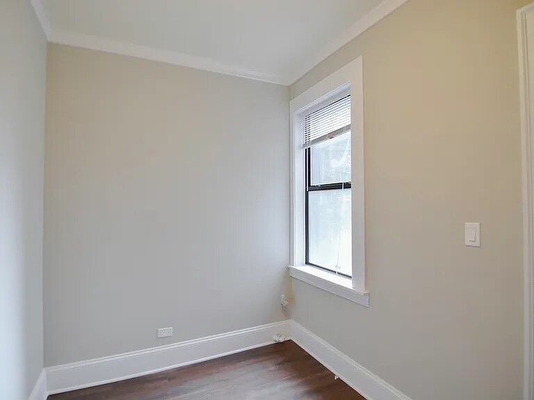 Building Photo - 827 W Lakeside Pl