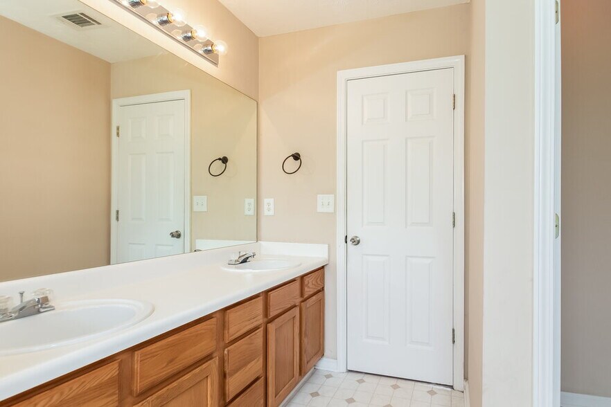 Building Photo - 1405 Stephens Pond View
