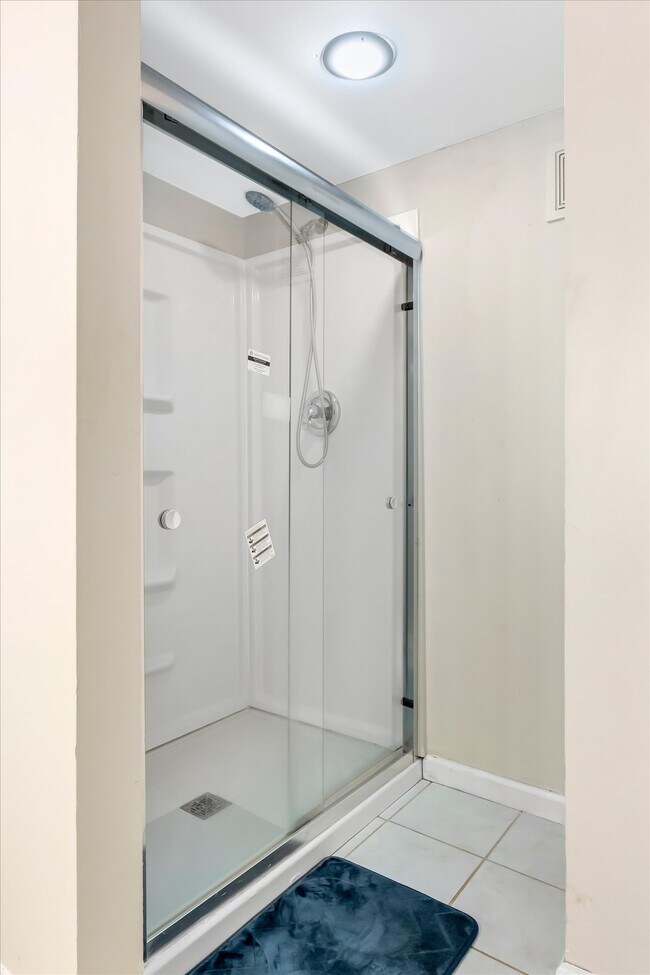 Building Photo - 627 Fox Hill Estates Dr