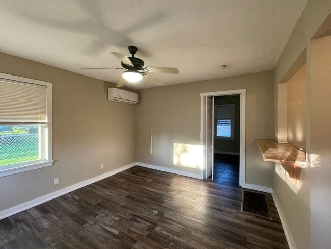 Building Photo - 1327 N Robberson Ave