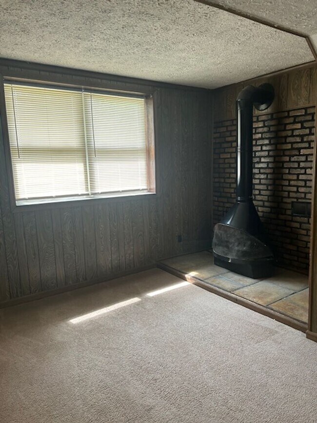 Building Photo - 6 or 18 MONTH LEASE AVAILABLE