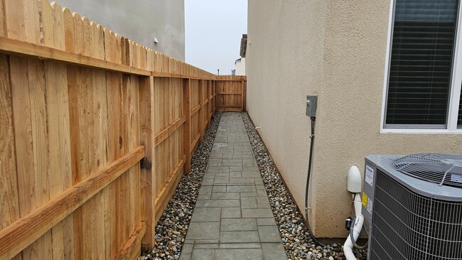 Building Photo - 4469 Buckingham Ave