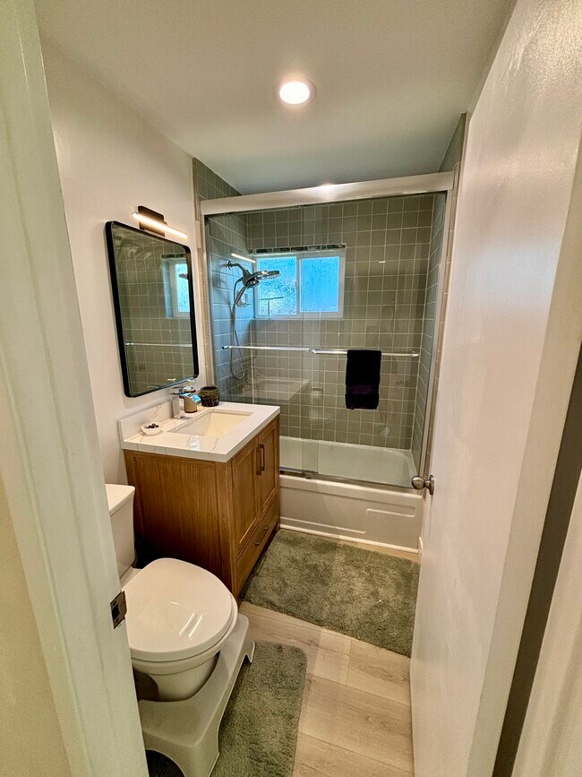 Building Photo - 1333 Currant Ave